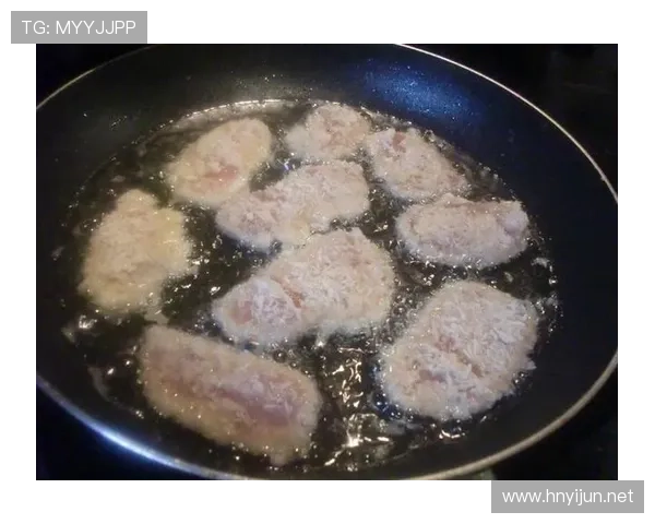 崔家溪训练完回家路上还在啃鸡胸肉，这人是不是对“下班”有什么误解