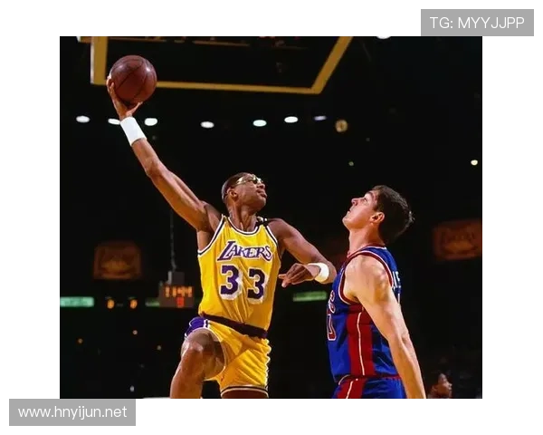 阿布杜尔-贾巴尔高效背身单打打造42分，完胜乔丹得分表现