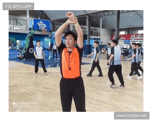 篮球场上裁判手势规则的权威解读：判罚依据与动作要领